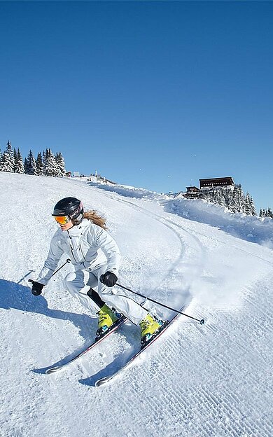 Skifahren im Winterurlaub in den Kitzbüheler Alpen in Tirol